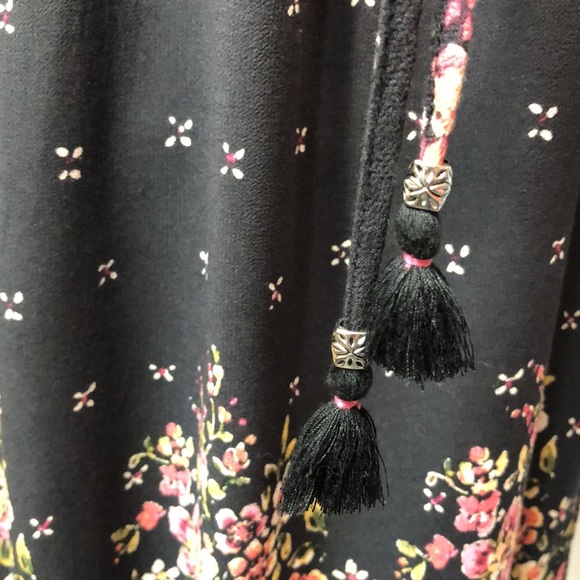 LOVESTITCH • Black Floral Deep-V neckline Tie Front Dress size med. - Picture 4 of 9
